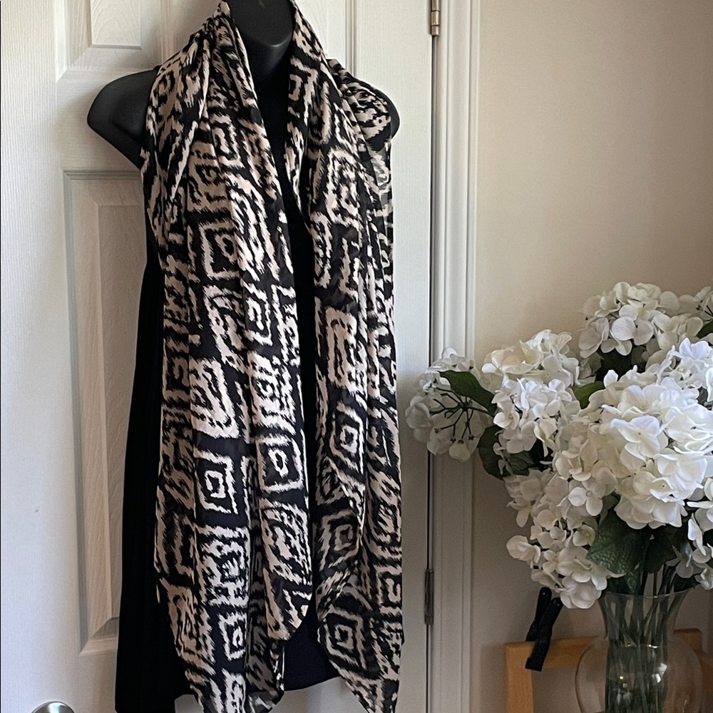 Chic Black and Off-White ikat Patterned Shawl Scarf - Picture 4 of 7